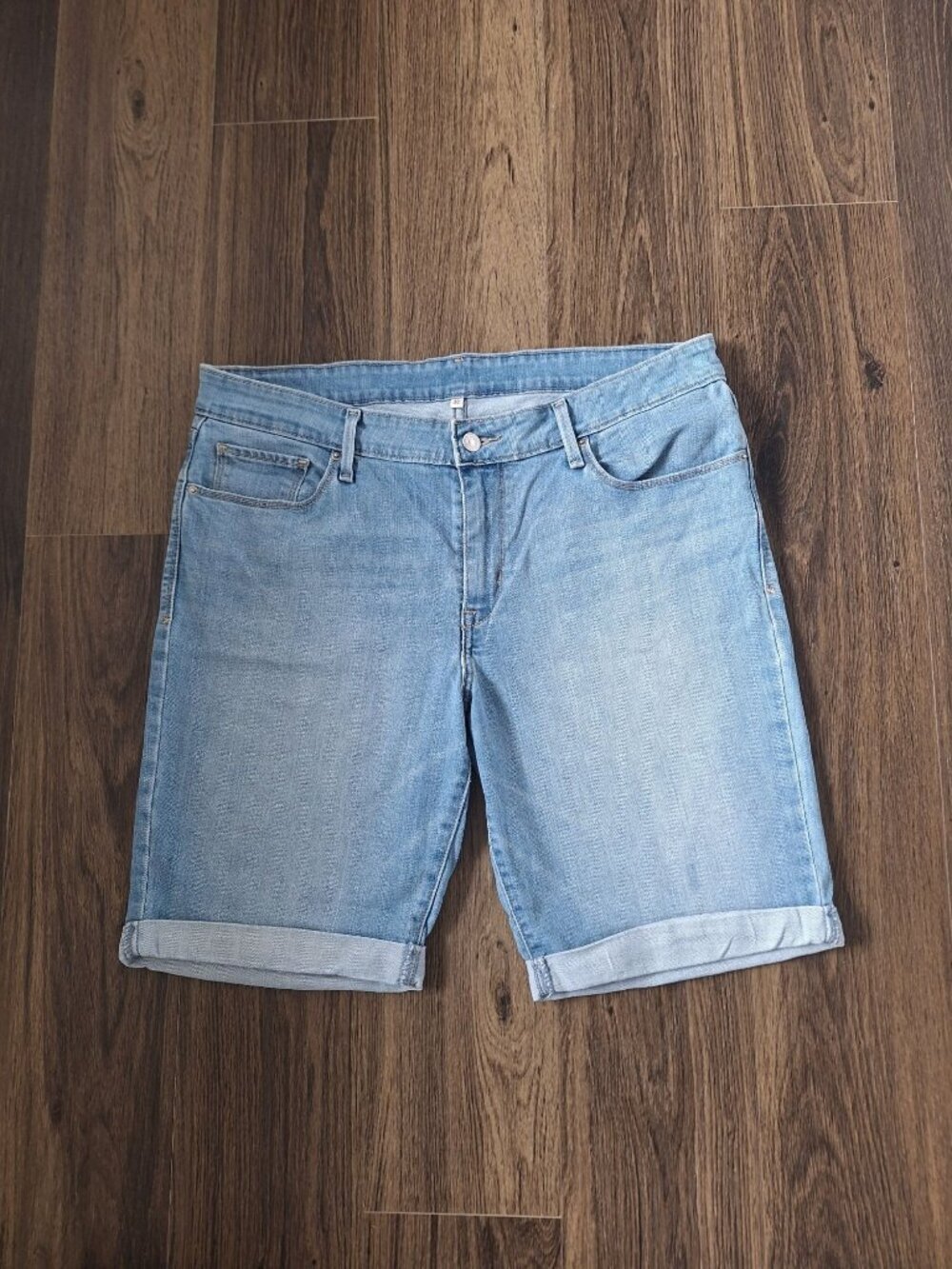 💙 Levi’s Women’s Denim Bermuda Shorts Size 34 Light Wash Rolled Cuff Stretch